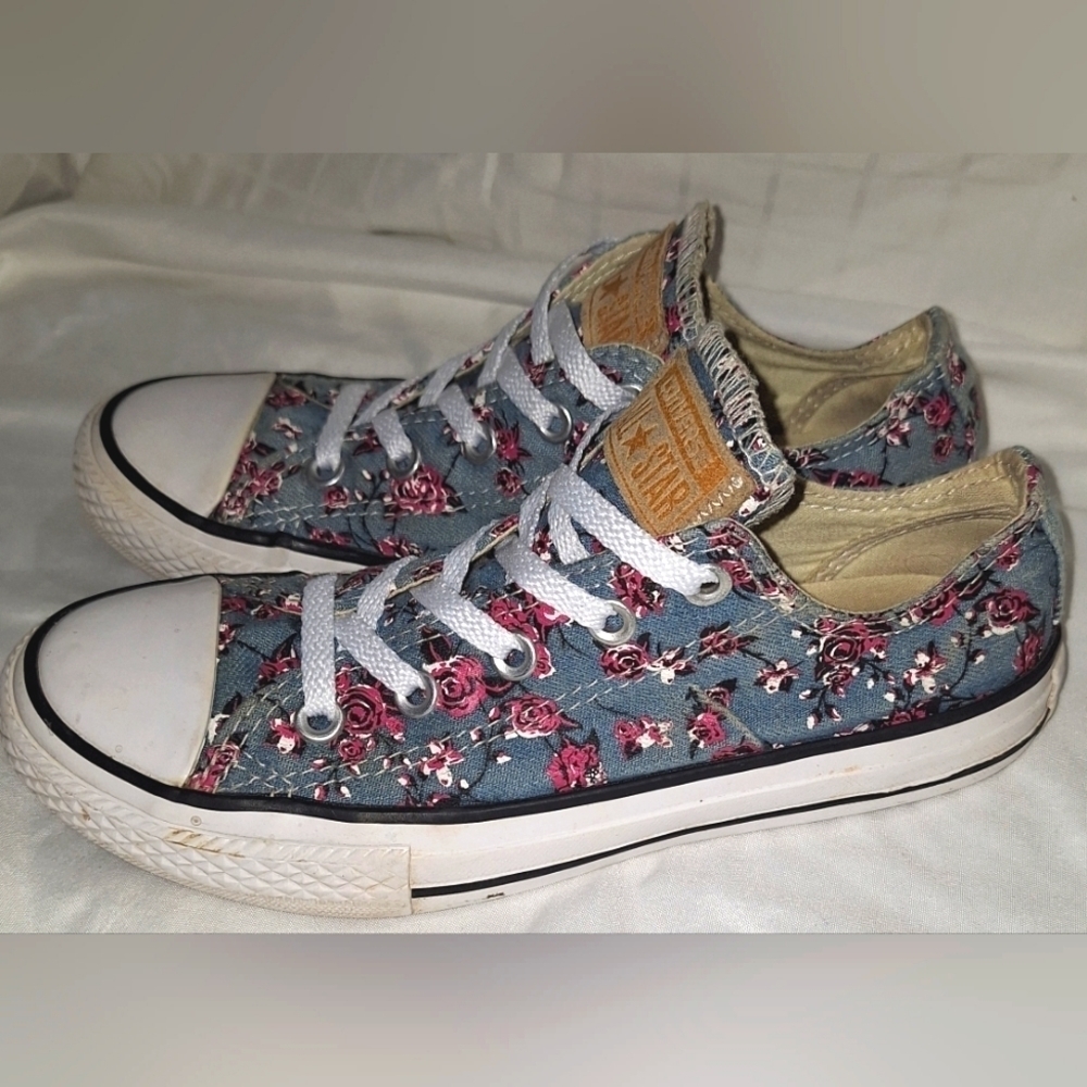 Converse, Youth Size 1, Blue Floral design - Picture 6 of 9